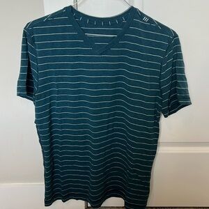 lululemon men’s large short sleeve vneck